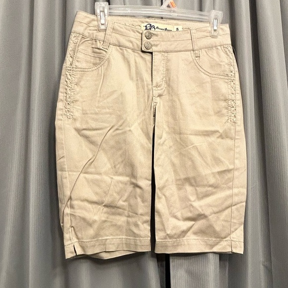 Boom Boom Jeans Women's khaki Denim Bermuda Shorts with embroidered Size 5 NWT - Picture 1 of 11
